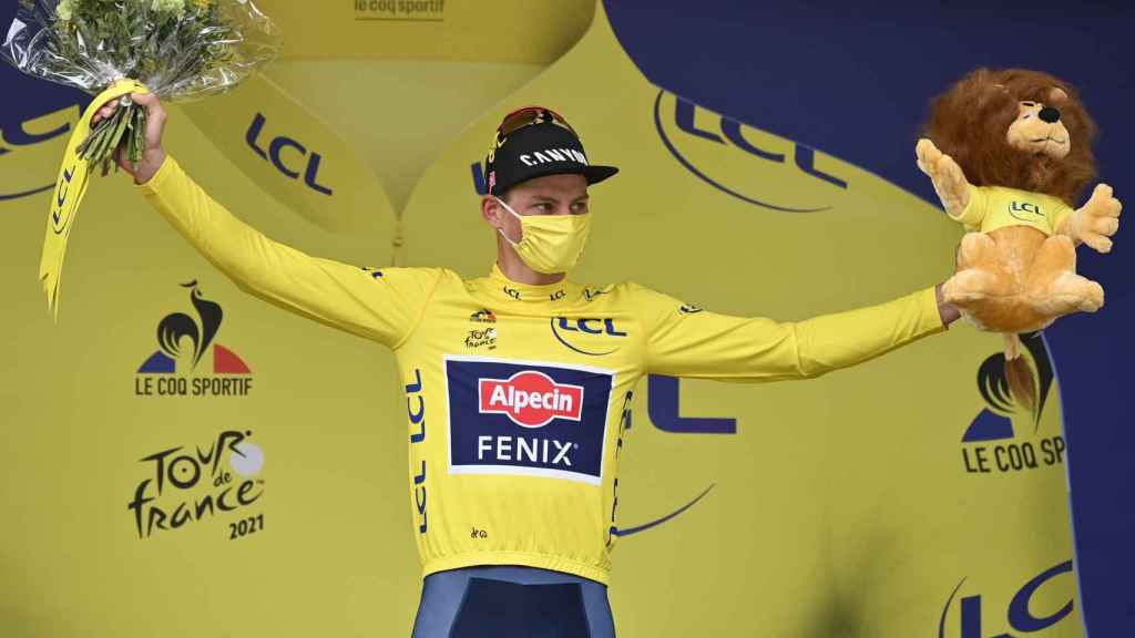 Van der Poel con el maillot amarillo del Tour de Francia