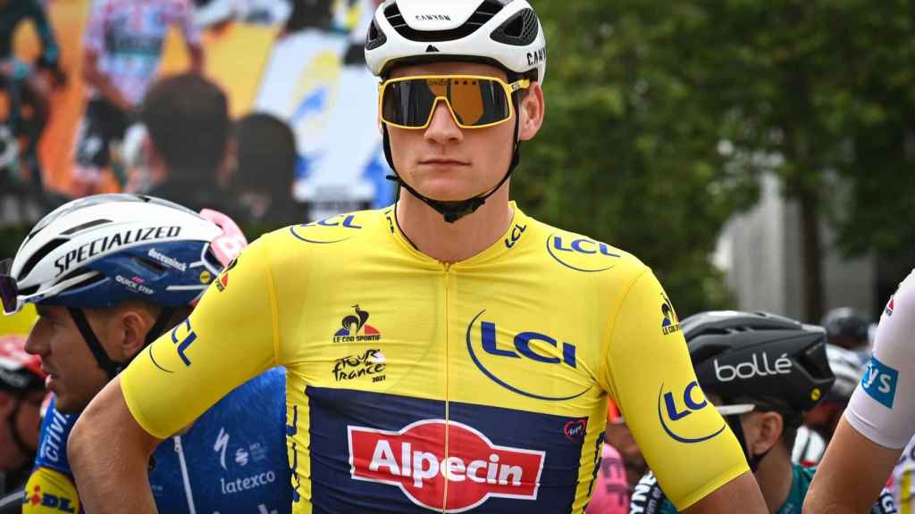 Mathieu Van der Poel con el maillot amarillo del Tour de Francia