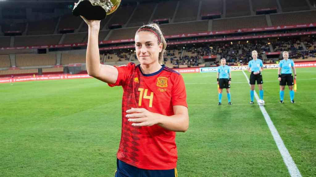 Alexia Putellas, con la selección española de fútbol femenino, brinda el Balón de Oro 2021 a la afición