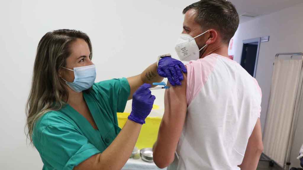 Una enfermera del SESCAM vacuna a un ciudadano contra el coronavirus.