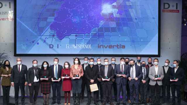 Foto de familia de los ganadores, el jurado y los patrocinadores de los D+I Innovation Awards 2021.
