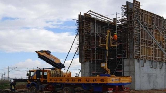 Imagen de una de las estructuras en fase de construcción dentro el baipás de Almodóvar del Río.