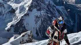Nirmal Purja escalando el K2.