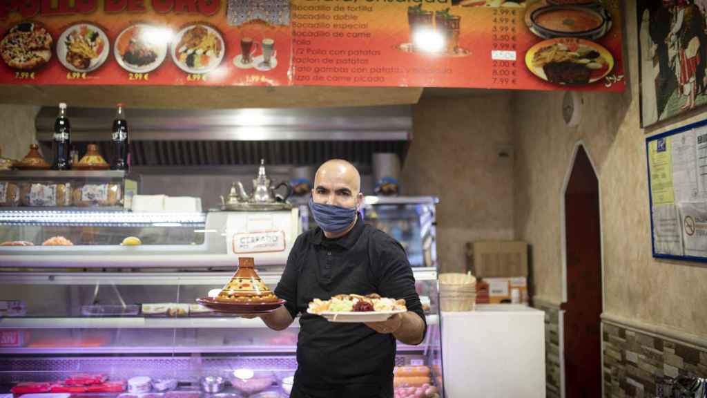 El restaurante favorito de Omar Montes es el de Elamin: se come por 7 euros  en el Pollo de Oro
