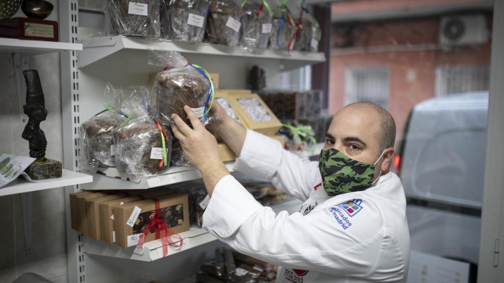 Julio López, con un panetone en las manos, dentro de Mindanao, su pastelería.