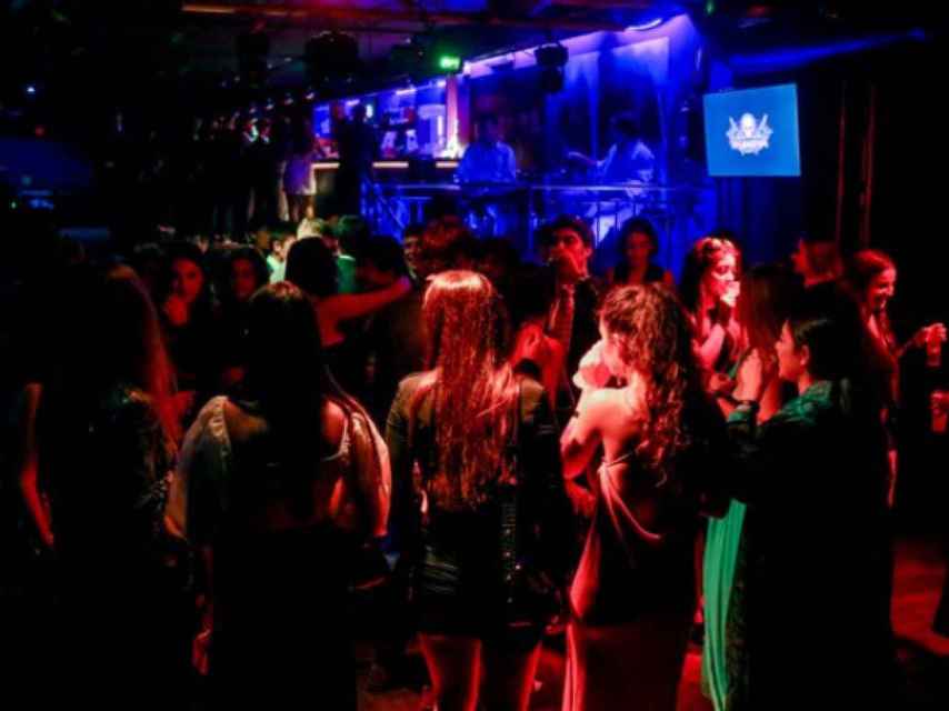 Jóvenes se divierten en el interior de una discoteca