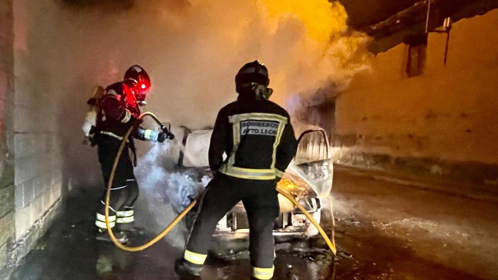 Incendio de un vehículo en Villavente Foto: Bomberos de León