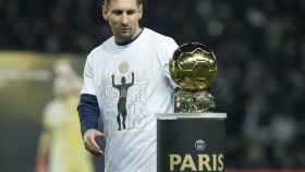 Messi, con el Balón de Oro 2021 en el Parque de los Príncipes