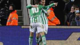 Canales y Juanmi celebran un gol en el Camp Nou
