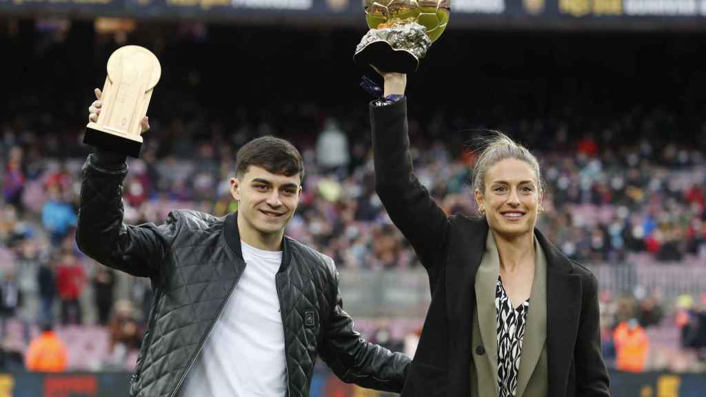 Pedri y Alexia Putellas ofreciendo sus premios al Camp Nou