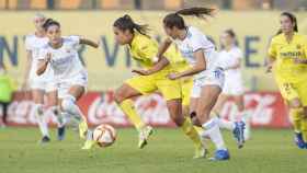 La defensa del Real Madrid Femenino presiona un ataque del Villarreal