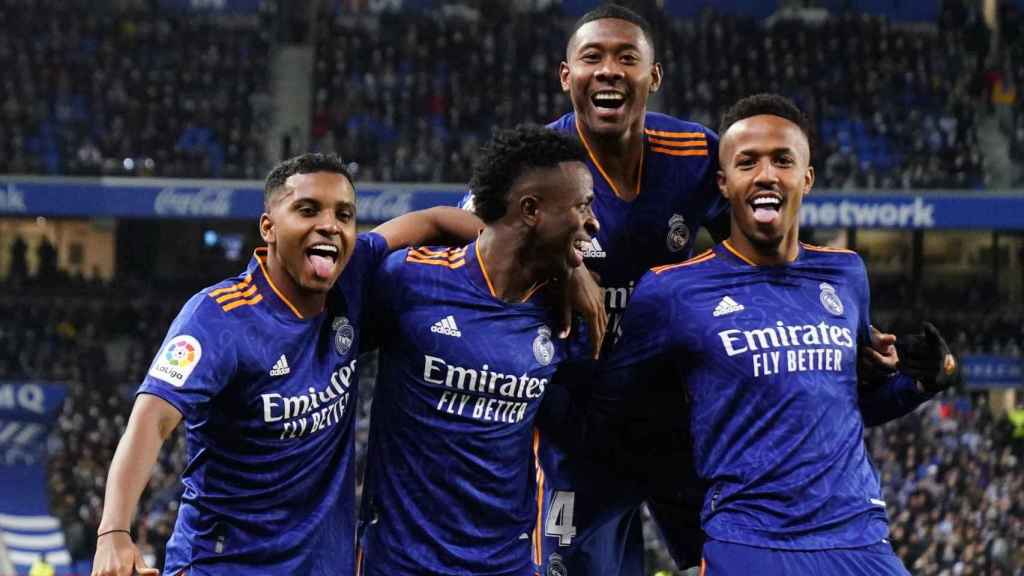 Rodrygo, Vinicius, Eder Militao y David Alaba celebran el gol a la Real Sociedad