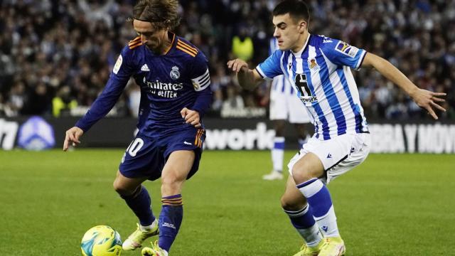 Luka Modric, presionado por Ander Barrenetxea