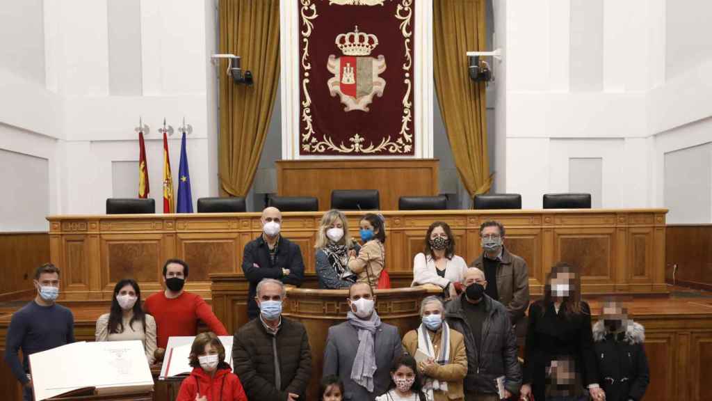 Un grupo de ciudadanos castellano-manchegos junto al presidente de las Cortes en el Salón de Plenos.