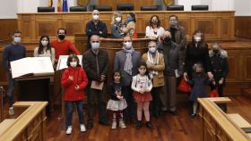 Un grupo de ciudadanos castellano-manchegos junto al presidente de las Cortes en el Salón de Plenos.