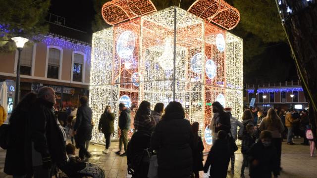 Daimiel enciende su alumbrado navideño con un gran cubo en tres dimensiones como novedad