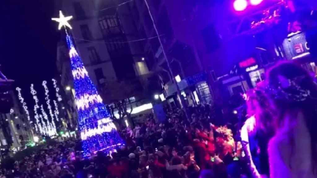La Plaza de la Constitución de Cuenca durante el encendido del alumbrado navideño.