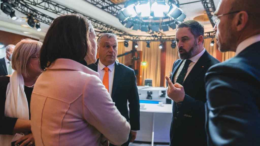 Santiago Abascal y Jorge Buxadé (Vox) conversan en la cumbre en Varsovia con Viktor Orbán y la ministra húngara, Katalin Novák.