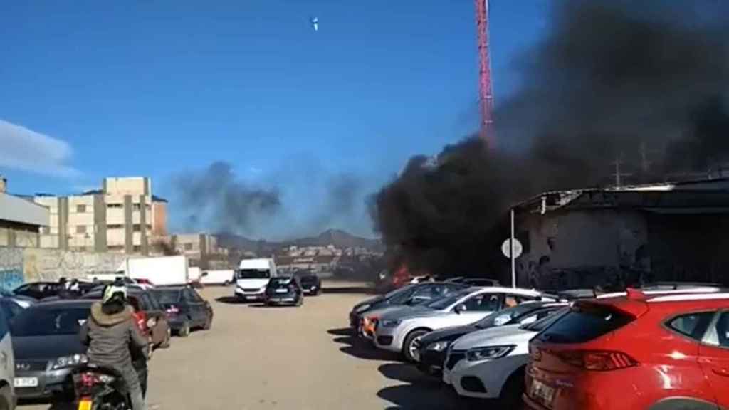 Arden cuatro coches y dos motos en un descampado de Huelin, Málaga