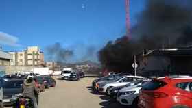 Arden cuatro coches y dos motos en un descampado de Huelin, Málaga