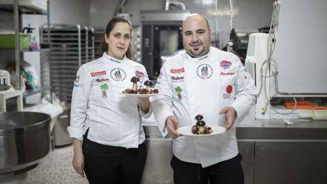 Marta y Julio López, hermanos y mejores pasteleros de Madrid, posan con su postre 'Otoño en Madrid'.