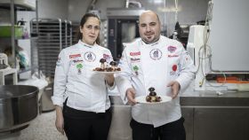Marta y Julio López, hermanos y mejores pasteleros de Madrid, posan con su postre 'Otoño en Madrid'.