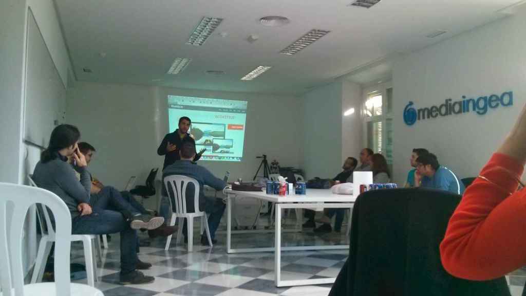 Joaquín Cuenca explica frente a una presentación de diapositivas