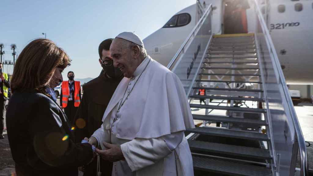 El Papa, a su llegada a Grecia.