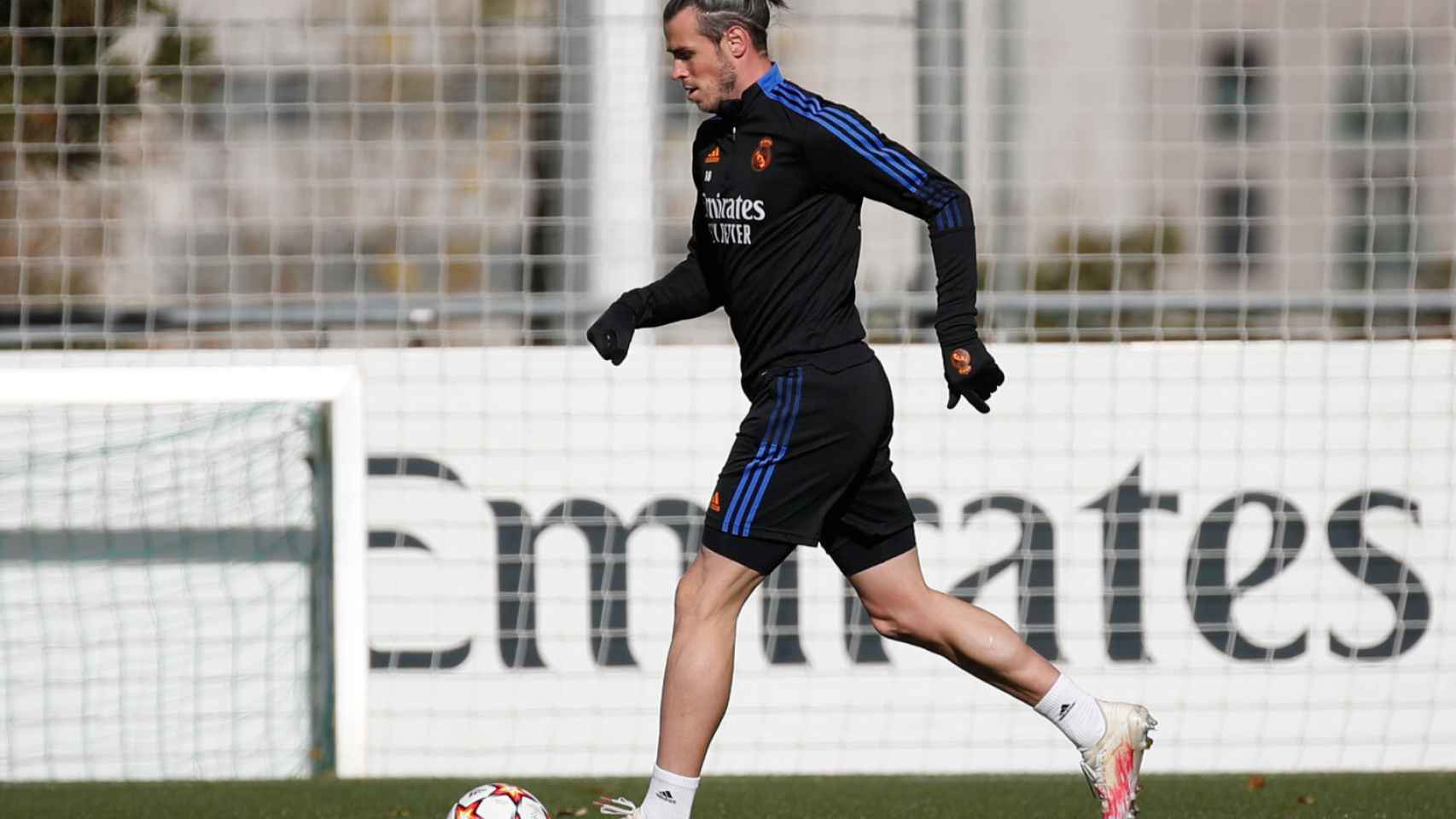 Gareth Bale conduciendo el balón