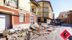 Una mujer ilesa tras el derrumbe de la fachada entera de un edificio en Almoradí