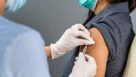 Una persona poniéndose una vacuna.