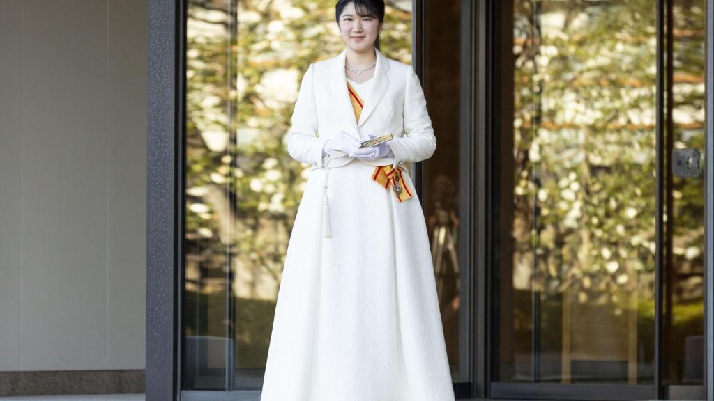 Aiko ha lucido un vestido largo color crema que ha completado con una tiara prestada.
