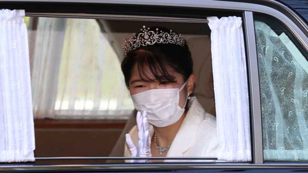 Aiko, muy cercana, ha saludado a las personas que se en encontraban en las inmediaciones del palacio.