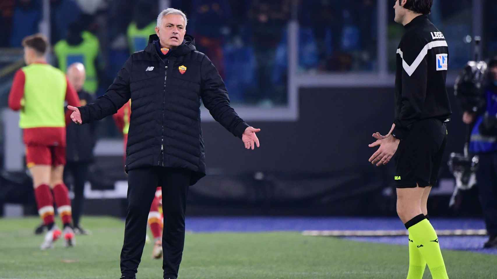 Mourinho discutiendo con el cuarto árbitro en un partido de la Roma