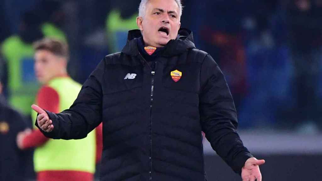 José Mourinho protesta una decisión durante un partido de la Roma