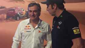 Carlos Sainz y Nani Roma durante una presentación del Rally Dakar