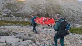 Agentes del Ereim de la Guardia Civil rescatan a una mujer que ha sufrido una caída en la montaña