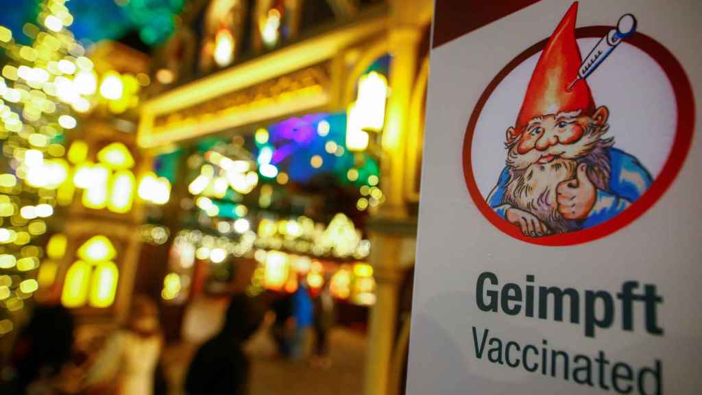 Un mercadillo navideño alemán con un mensaje sobre la vacunación.