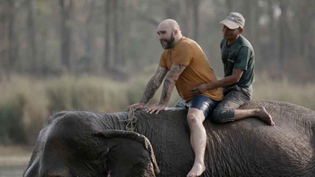 Kiko Rivera subido a un elefante en Nepal.