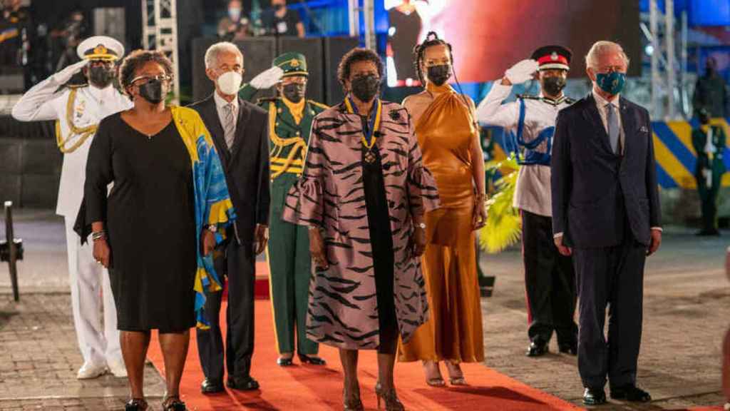 Sandra Mason, junto al príncipe Carlos y Rihanna en los actos ceremoniales por la república de Barbados.