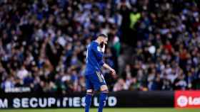 Karim Benzema se retira del terreno de juego tras su lesión en el Real Sociedad - Real Madrid.