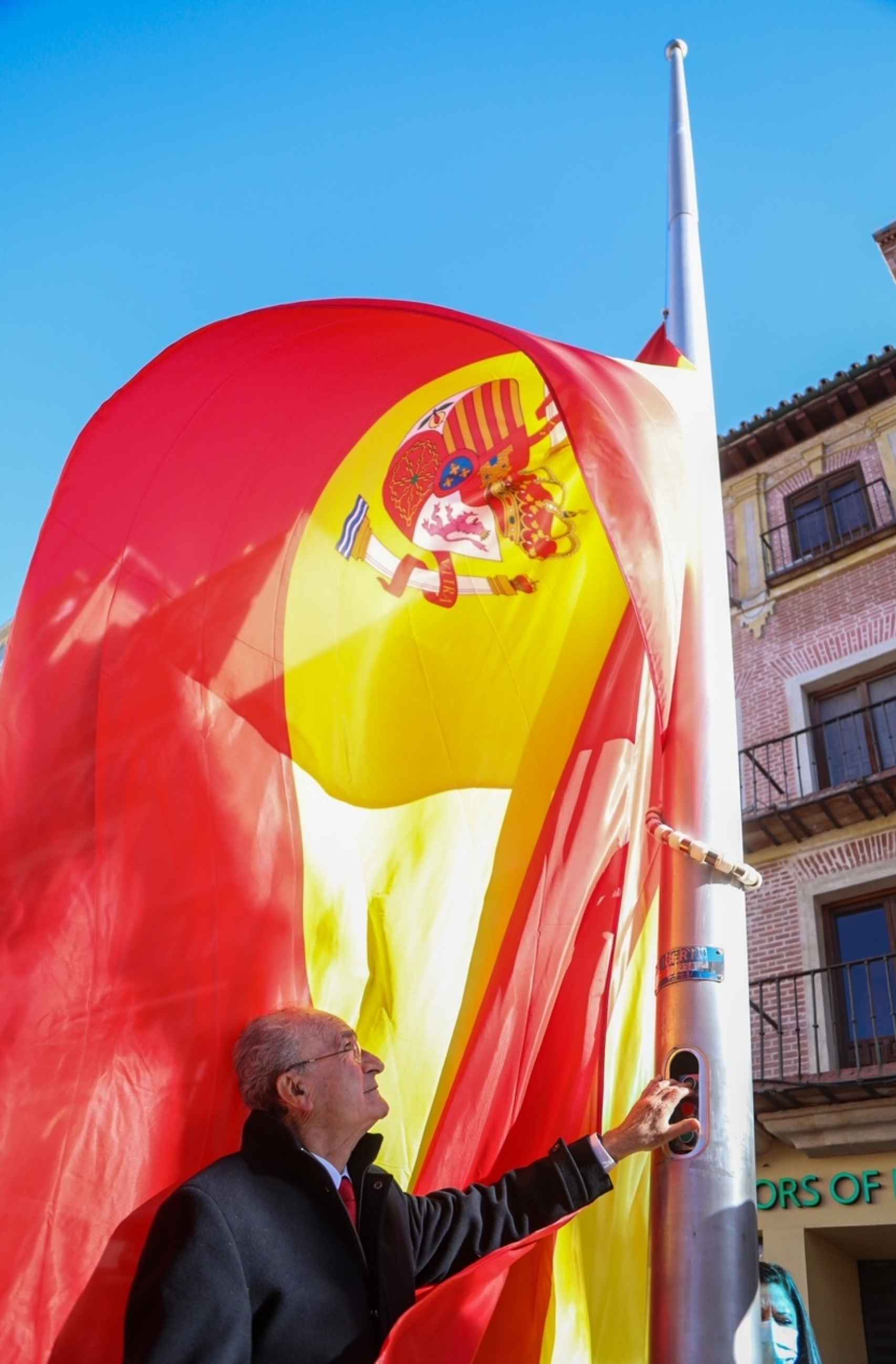 Francisco de la Torre, en el momento del izado de la bandera de España.