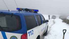 La Policía Local de Ponferrada tuvo que auxiliar a los ocupantes de un vehículo atrapado en el Morredero