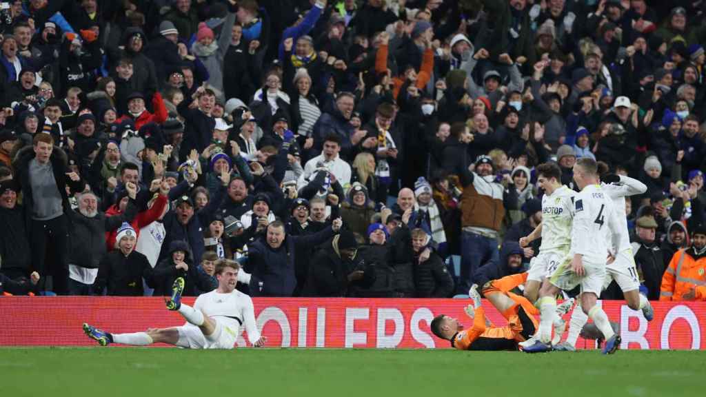 Los jugadores y la afición del Leeds United celebran un gol en la Premier League.