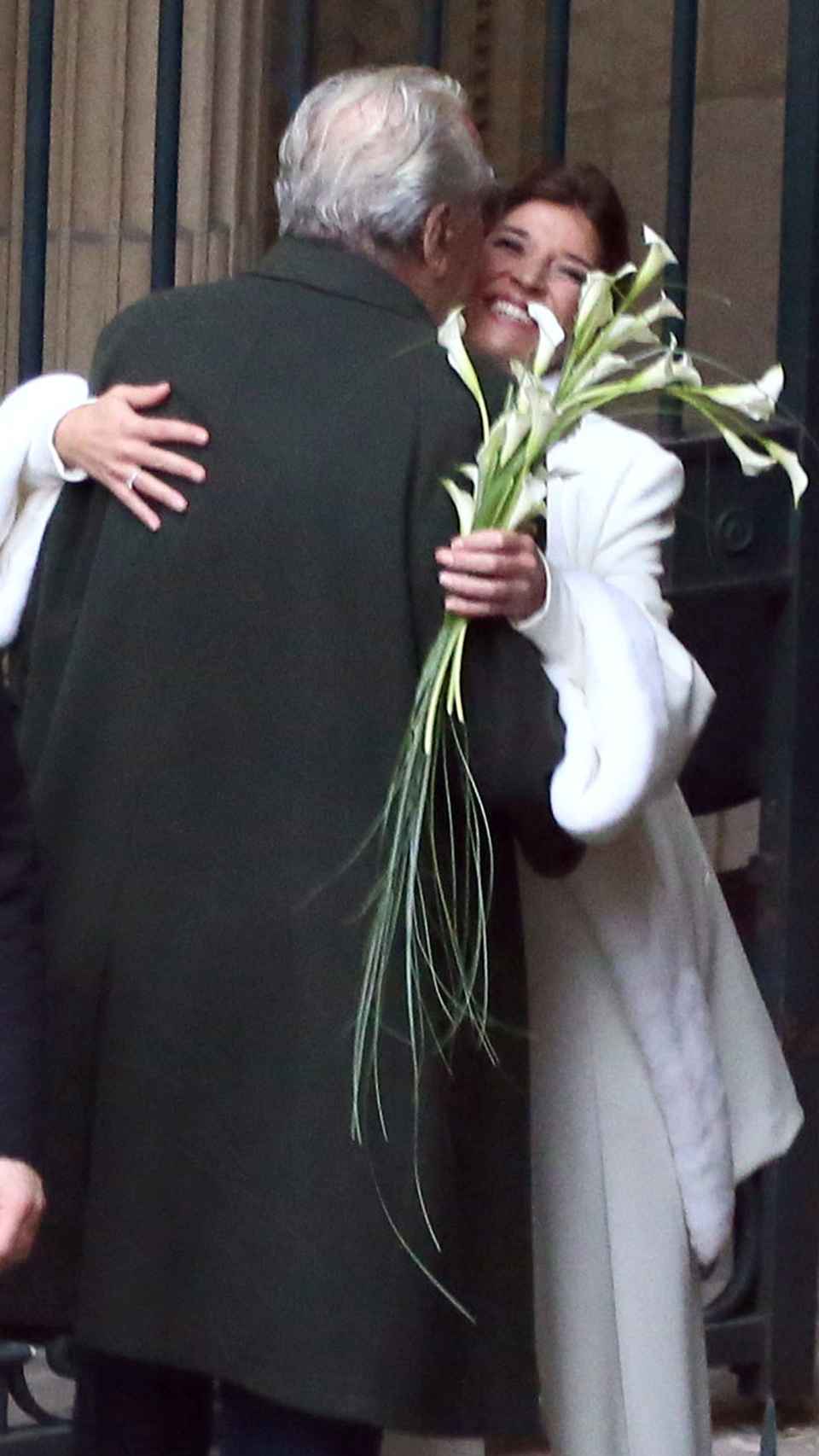 Cynthia Rossi junto a su padre, Jean-Marie, el 18 de diciembre de 2015, en su boda en París.