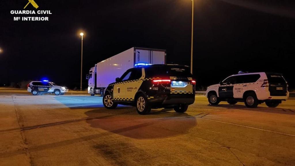 El camión, en el momento de la detención del conductor, en Alzira (Valencia).