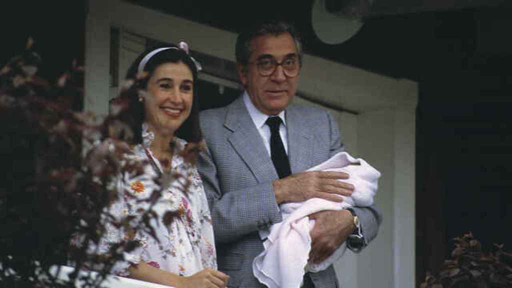 Carmen Martínez-Bordiú y Jean-Marie Rossi con su hija Cynthia en brazos.