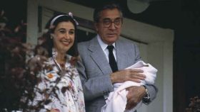 Carmen Martínez-Bordiú y Jean-Marie Rossi con su hija Cynthia en brazos.