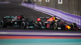 Hamilton y Verstappen trazan una curva en el circuito de Jeddah en Arabia Saudí