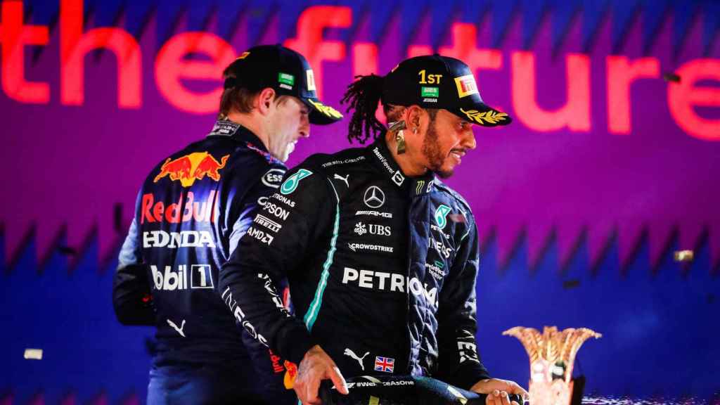 Hamilton celebra su victoria en Arabia Saudí por delante de Verstappen